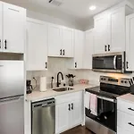 Captivating Studio With Queen Bed, City Walkable!