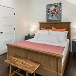 Captivating Studio With Queen Bed, City Walkable!