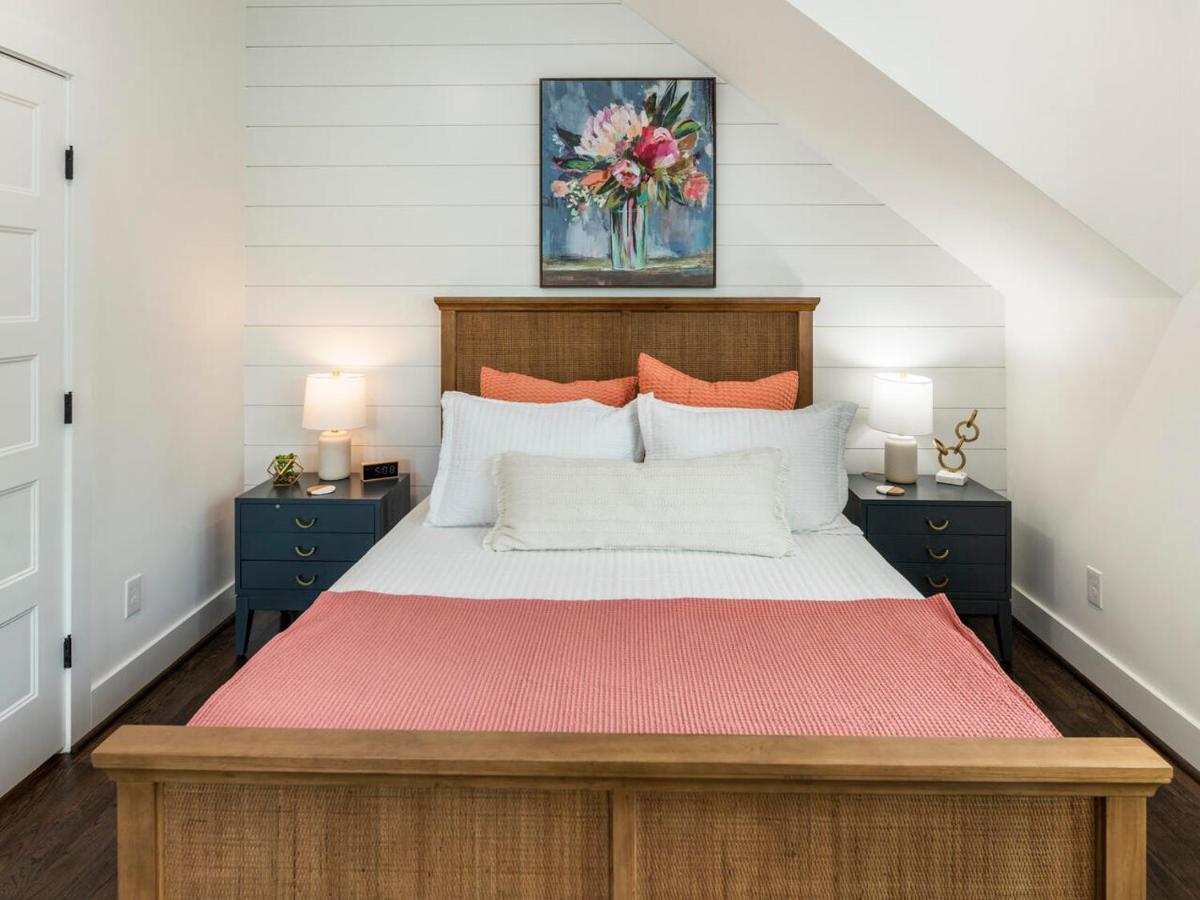 Captivating Studio With Queen Bed, Walkable!