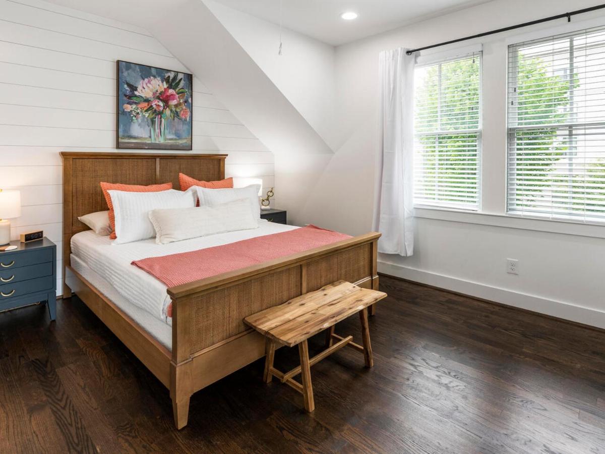 Captivating Studio With Queen Bed, Walkable!