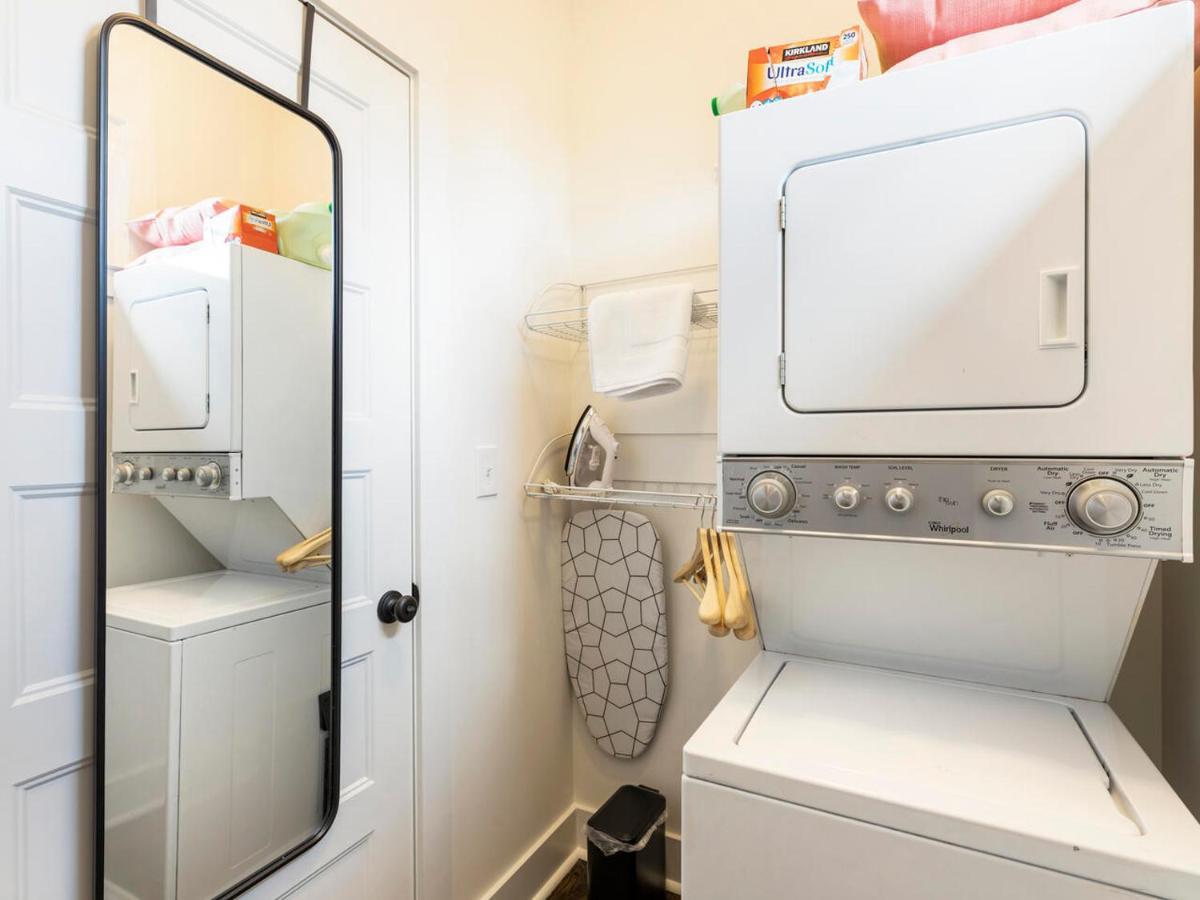 Captivating Studio With Queen Bed, Walkable! *