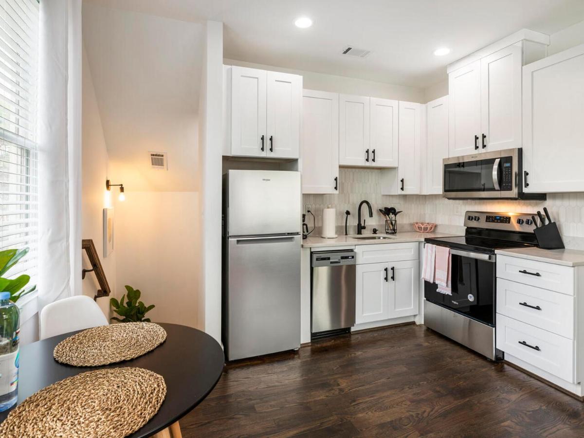 Captivating Studio With Queen Bed, Walkable!
