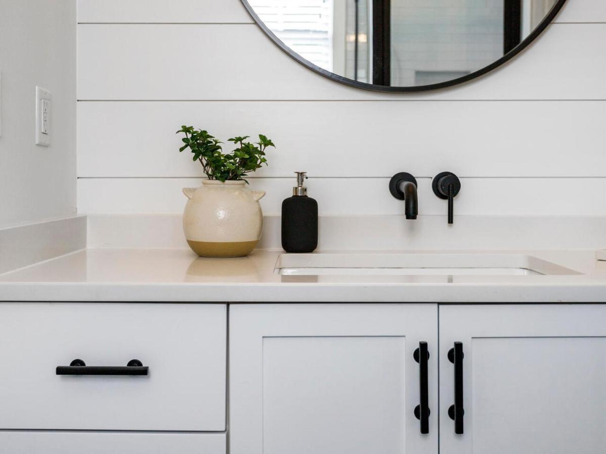 Captivating Studio With Queen Bed, Walkable! Apartment