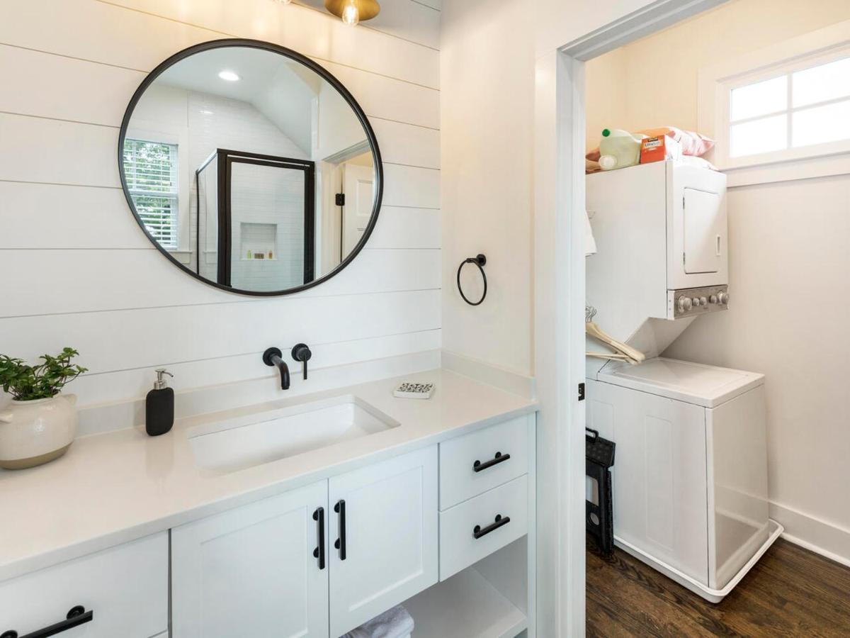 Captivating Studio With Queen Bed, Walkable! Apartment